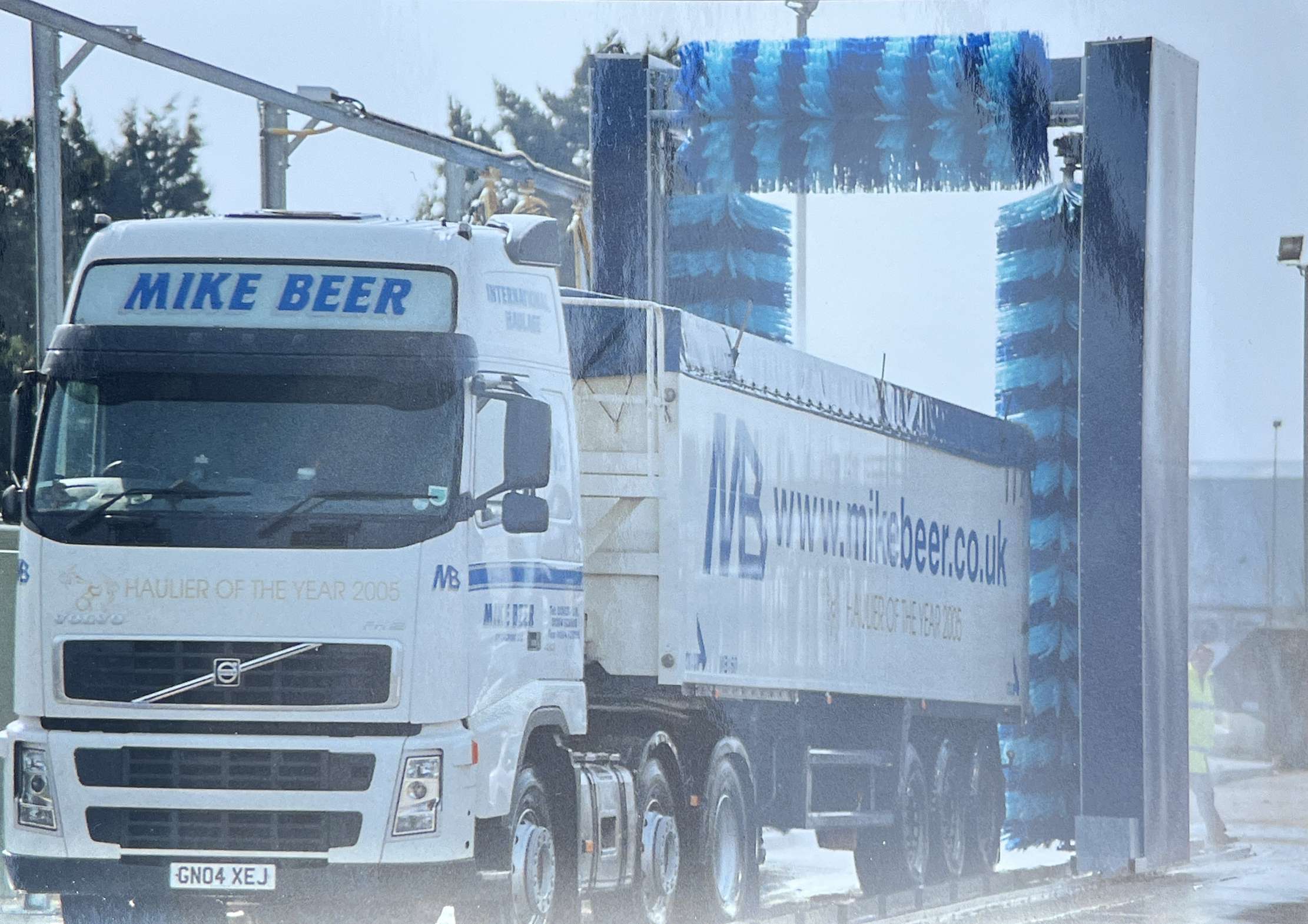 A Mike Beer International Haulage truck passing through one of our automatic brush wash systems.